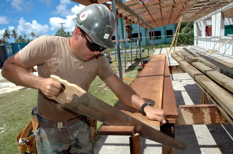 charpentier-TOURRETTE LEVENS-min_worker_construction_building_carpenter_male_job_build_helmet-893290